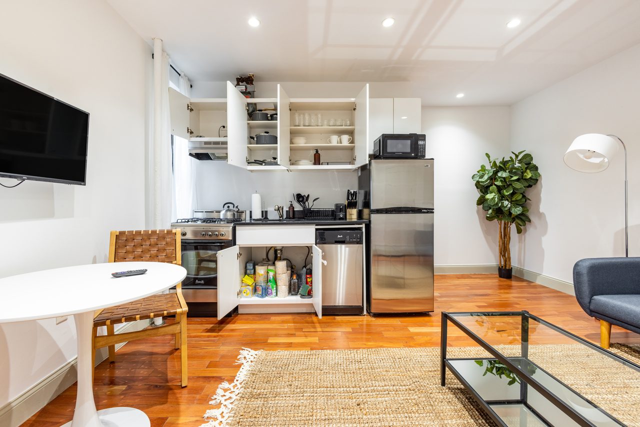a room in Hamilton Heights photo 6