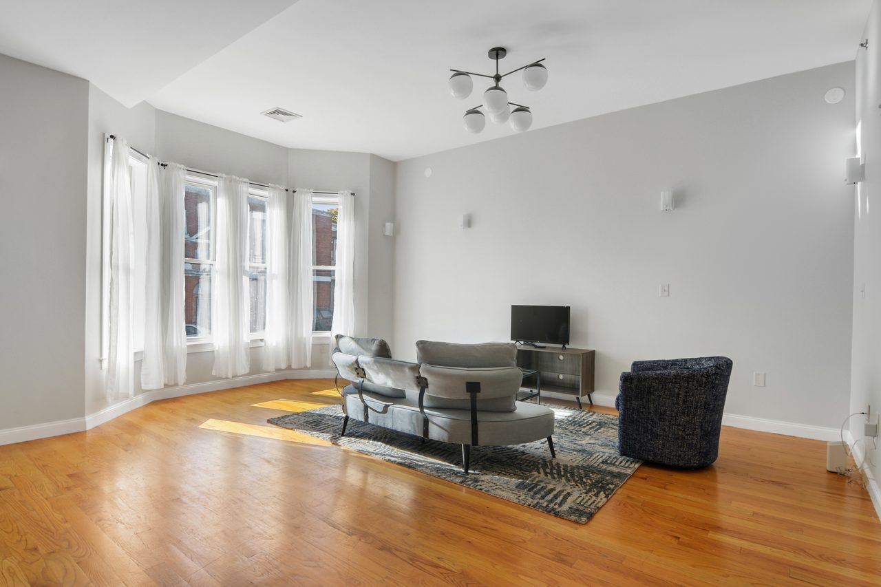 a room in Roxbury photo 3