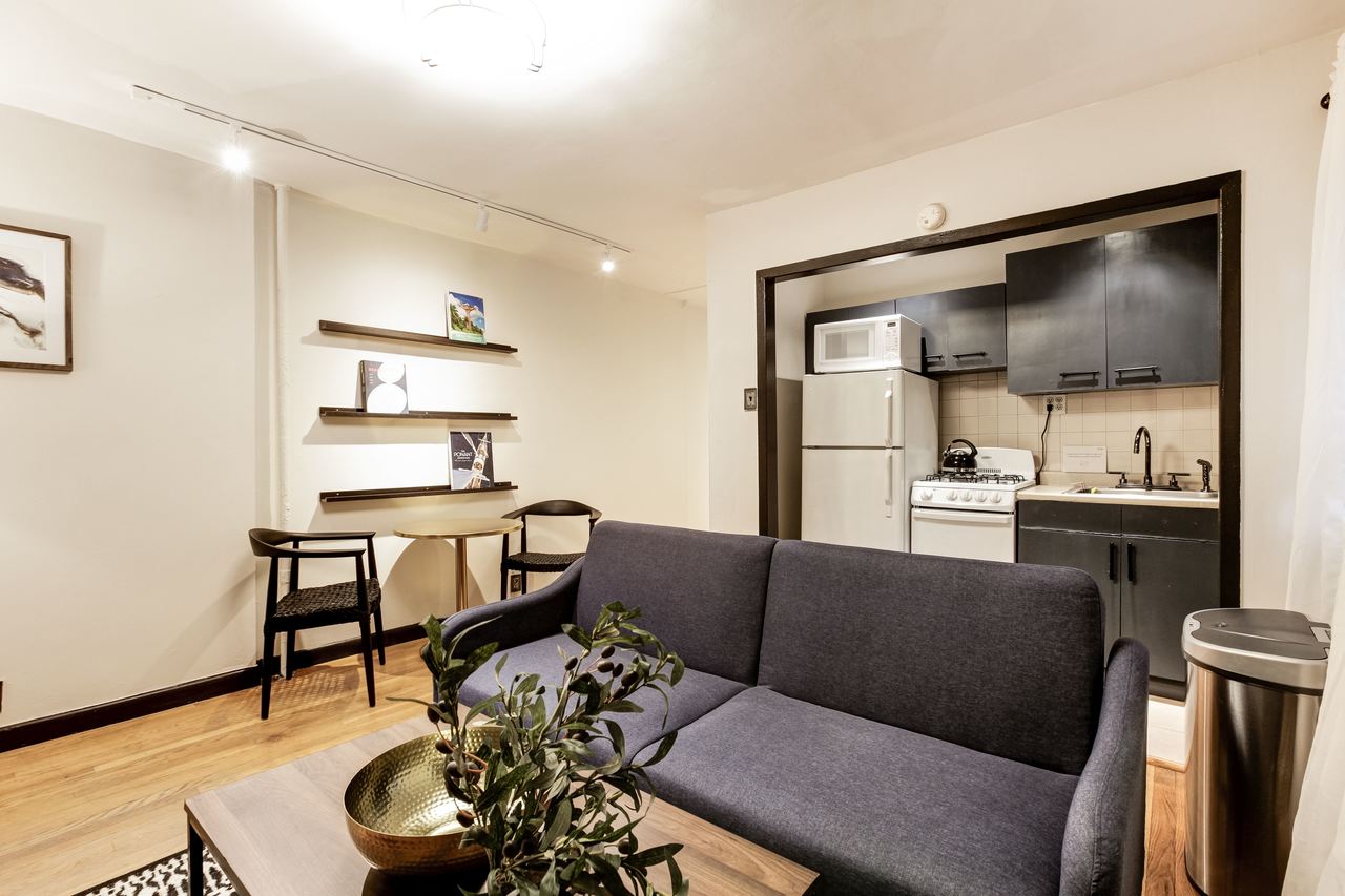 a room in Lincoln Square photo 3