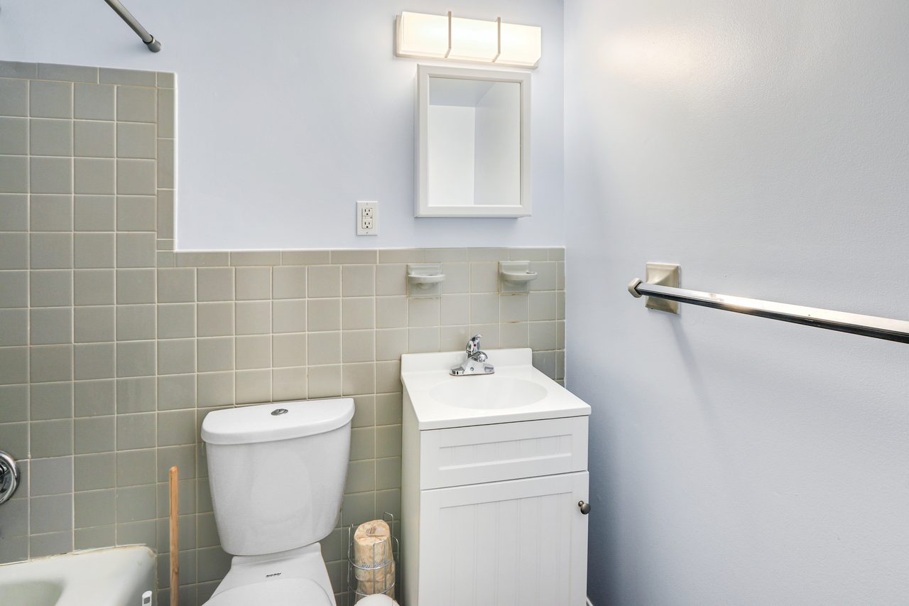 a room in Southwest Waterfront photo 5