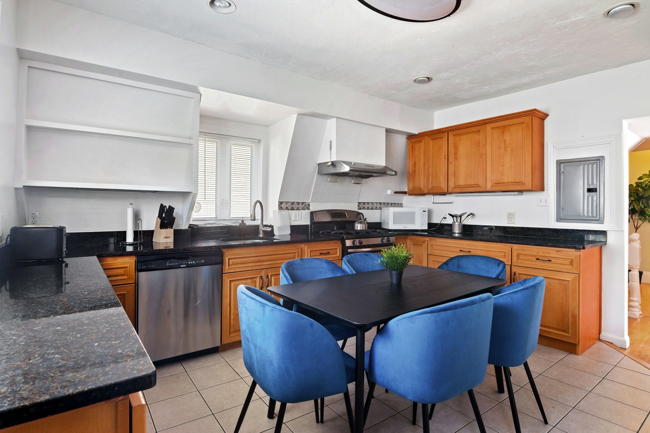 a room in Lower Allston photo 5