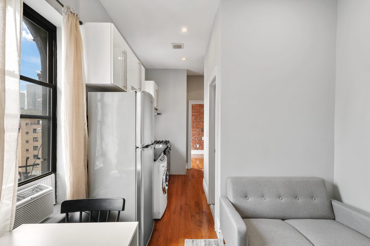 a room in Hell's Kitchen photo 5