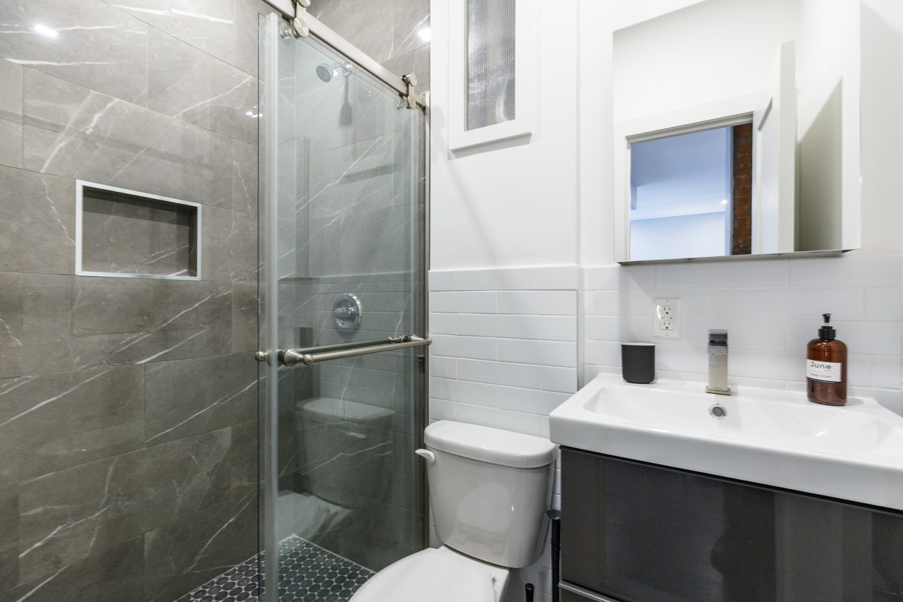 a room in Hamilton Heights photo 7