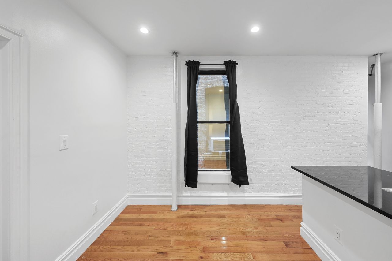 a room in Hell's Kitchen photo 5