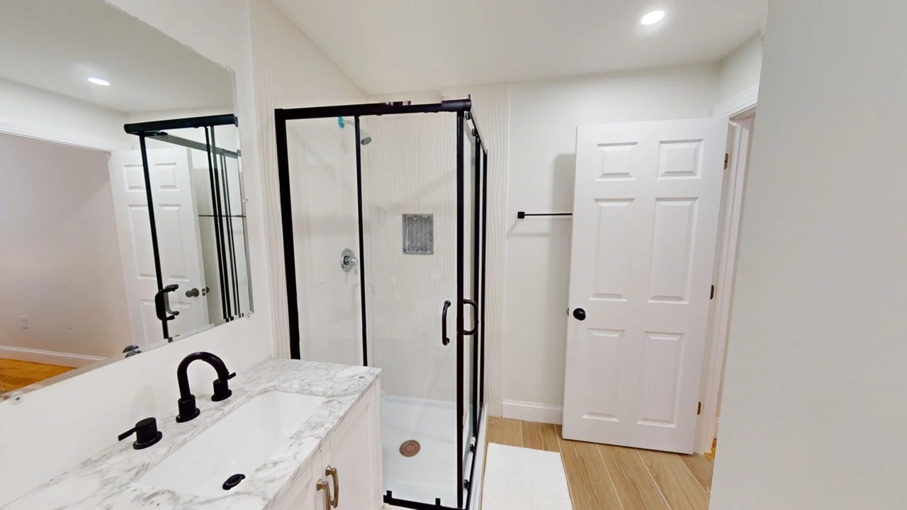 a room in Roxbury photo 9