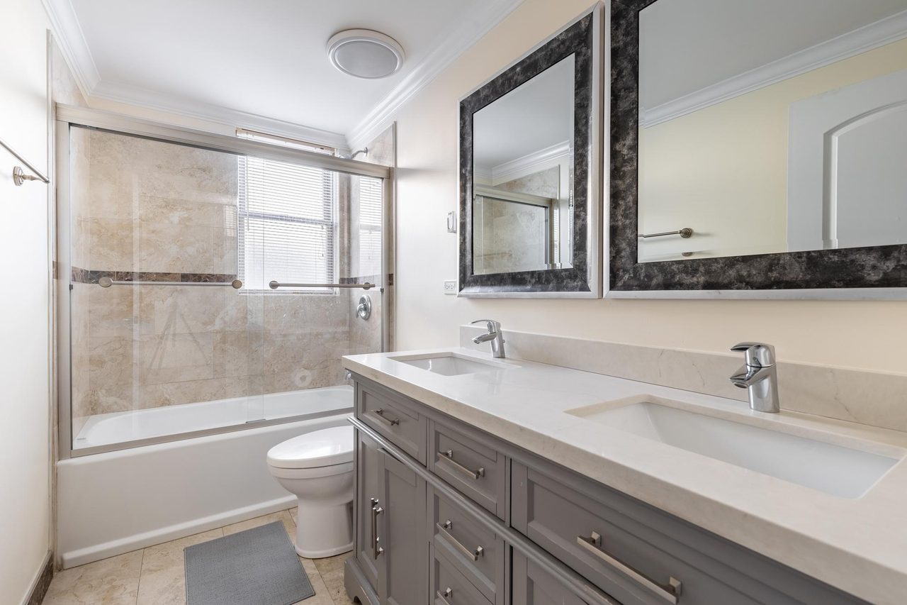 a room in Irving Park photo 6