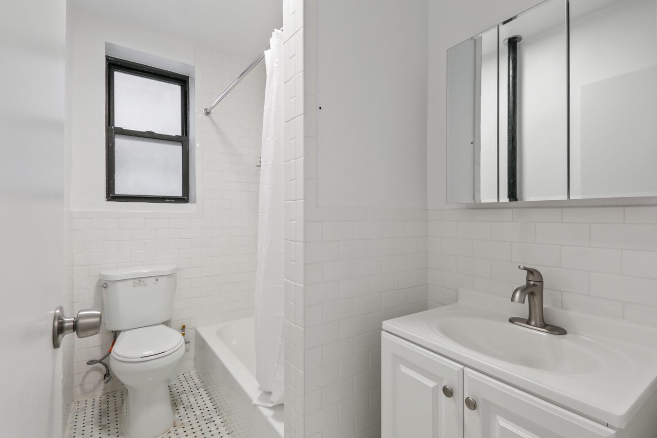 a room in Hamilton Heights photo 8