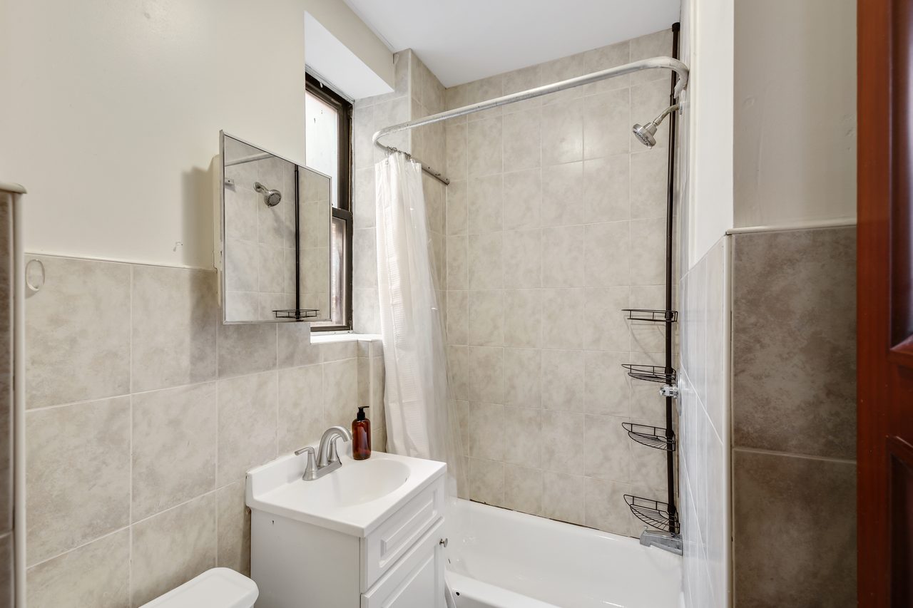 a room in Morningside Heights photo 5