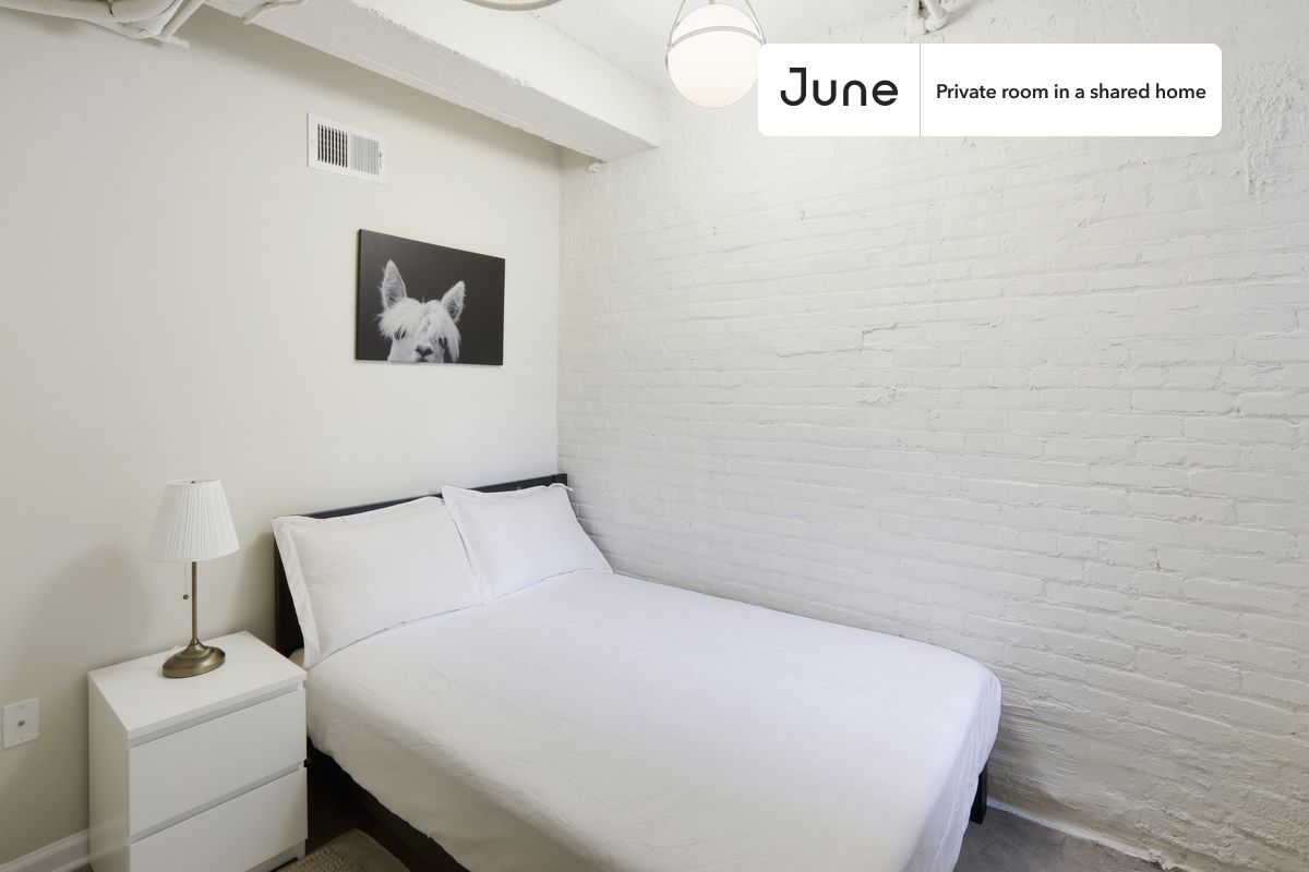 a room in Northwest Washington photo 2