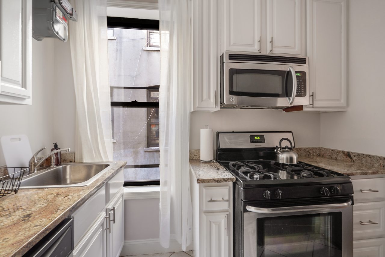 a room in Hamilton Heights photo 5