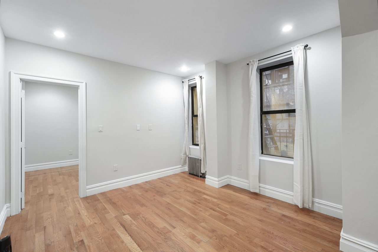 a room in Hamilton Heights photo 5