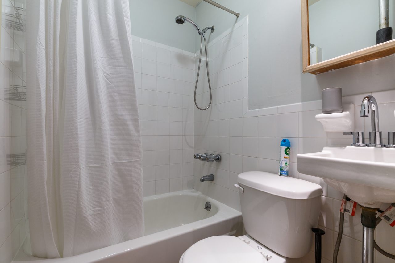 a room in Upper East Side photo 5