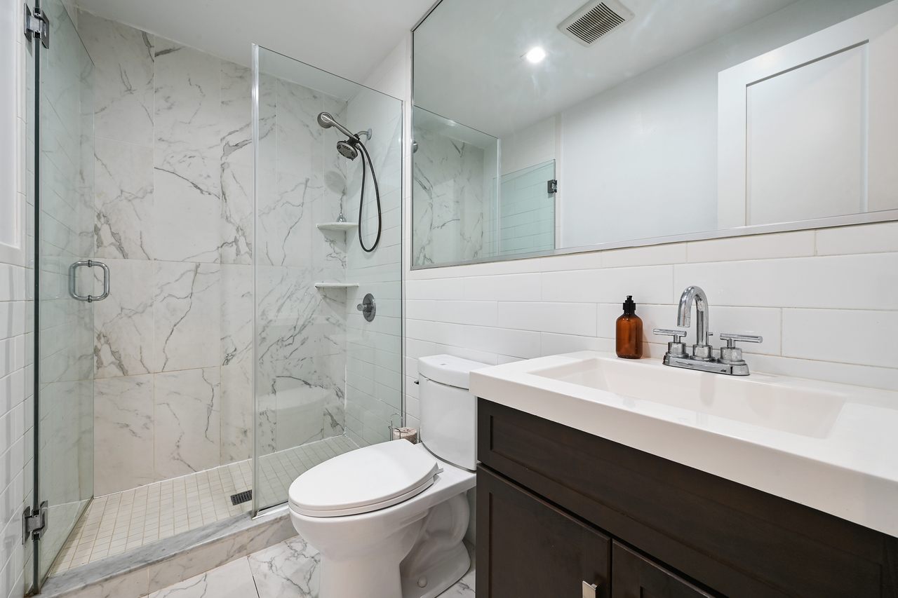 a room in Hamilton Heights photo 8