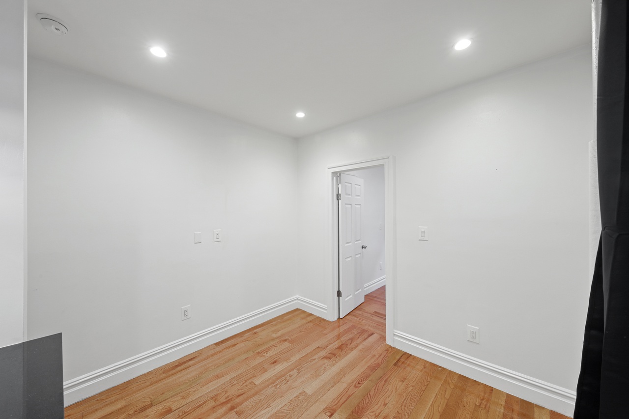 a room in Hell's Kitchen photo 4