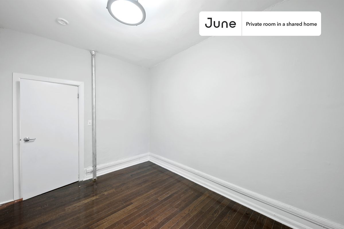 a room in Hamilton Heights photo 5
