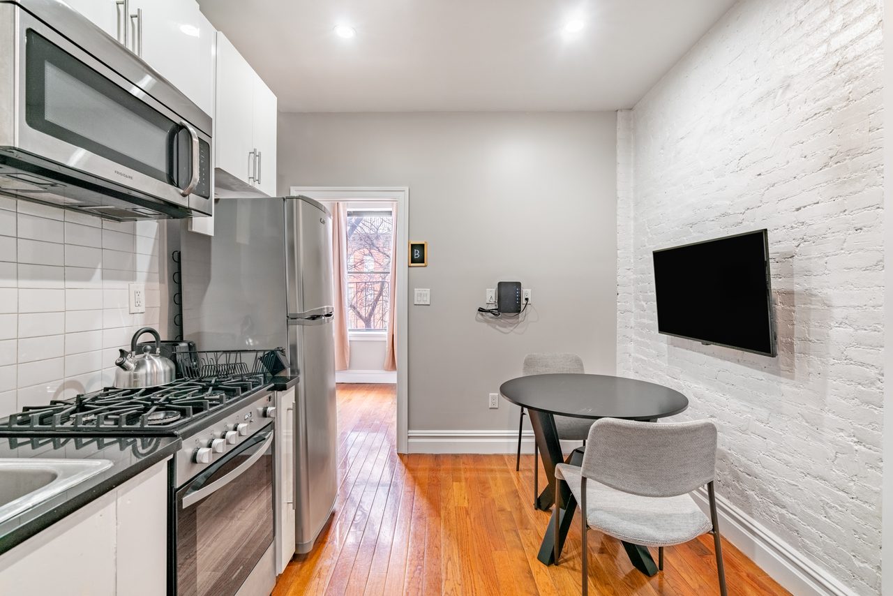 a room in Hell's Kitchen photo 2