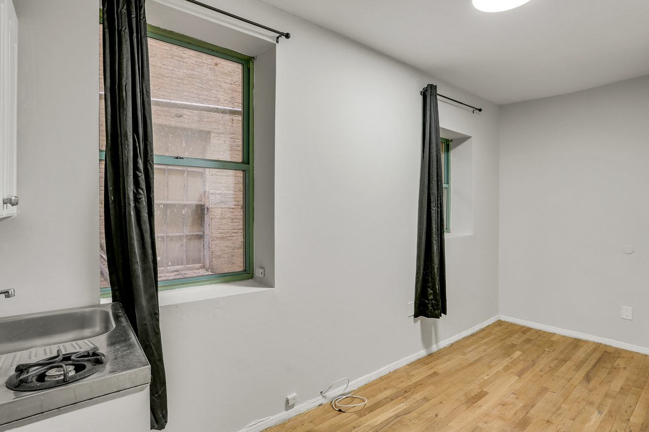 a room in Lincoln Square photo 7