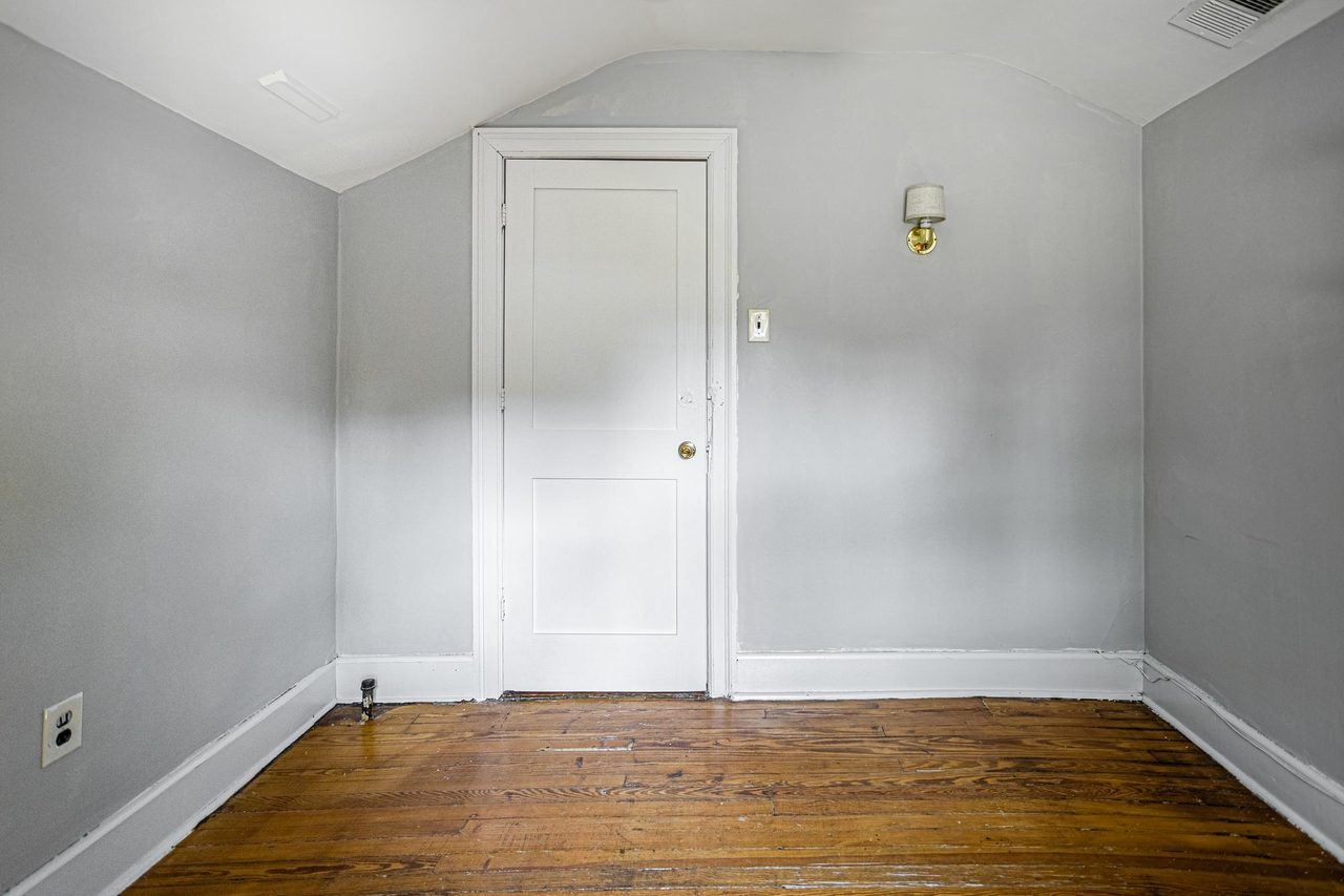 a room in Northeast Washington photo 3