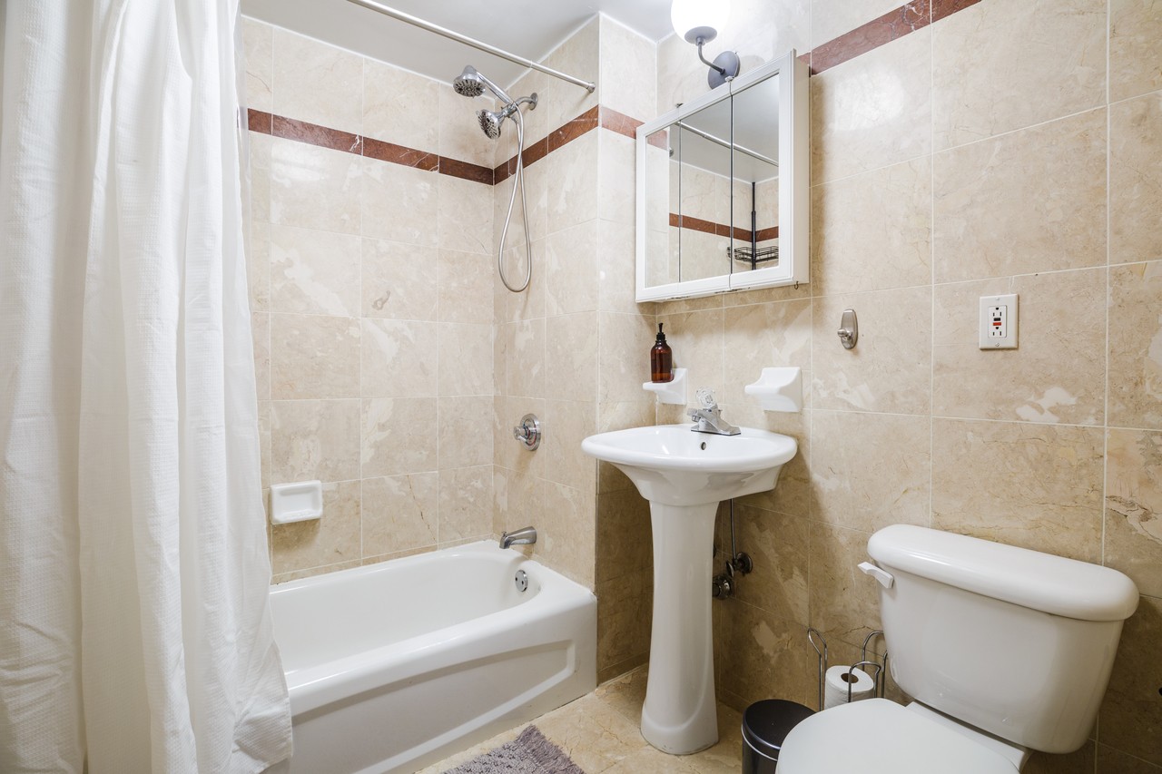 a room in East Village photo 8