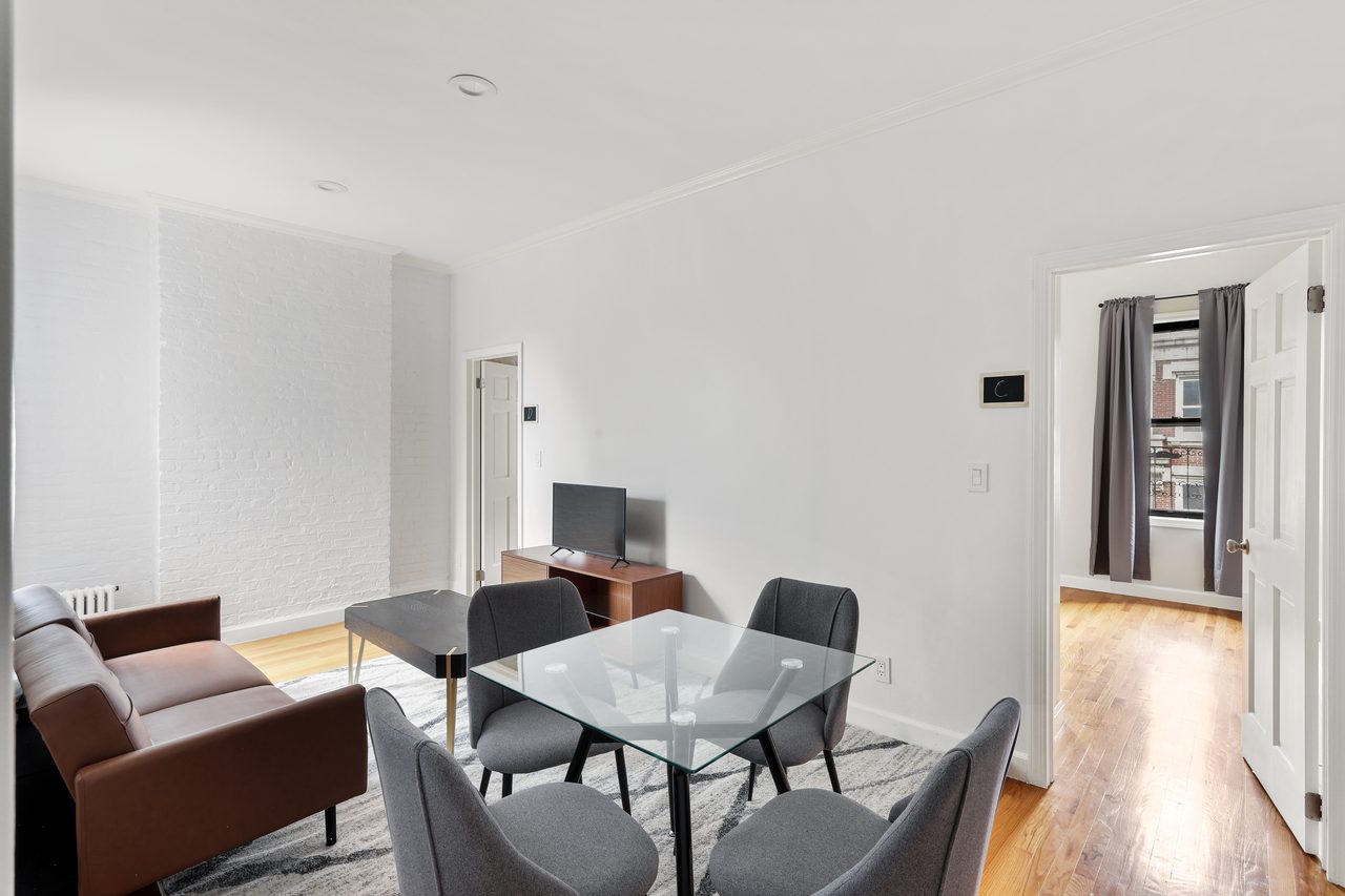 a room in Hamilton Heights photo 5
