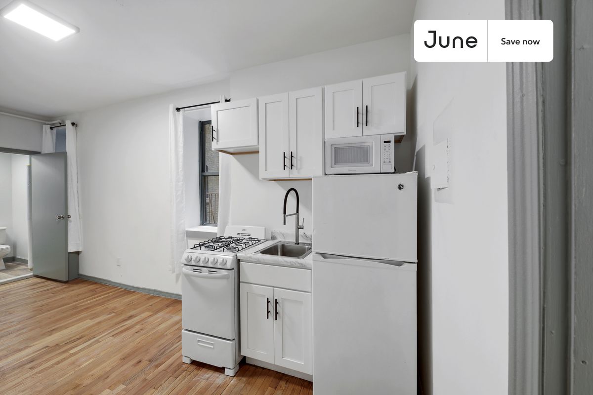 a room in Lincoln Square photo 3