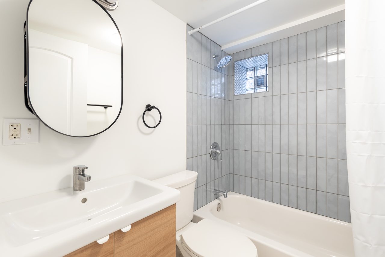a room in Logan Square photo 8