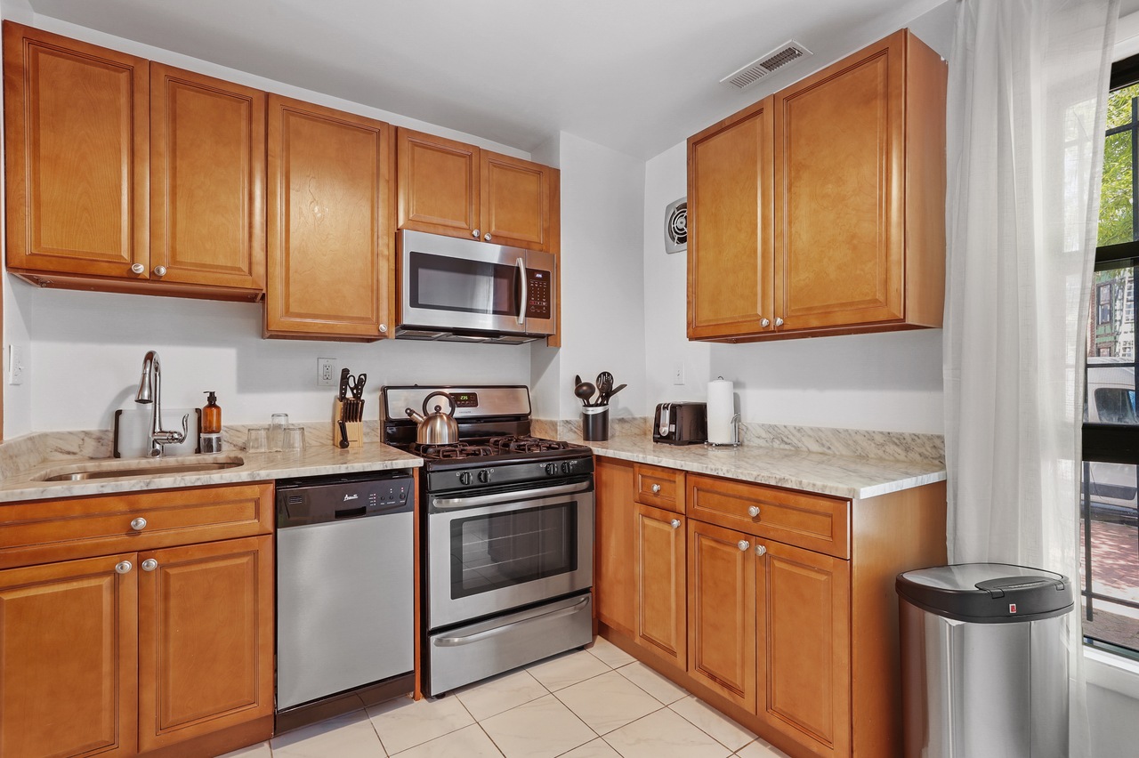 a room in Northwest Washington photo 6