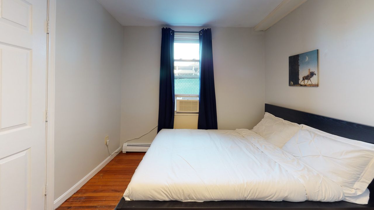 a room in Chestnut Hill photo 3