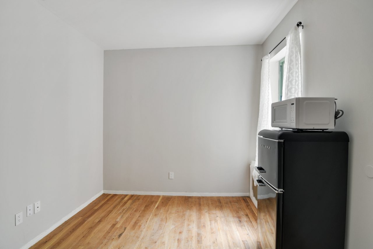 a room in Lincoln Square photo 9