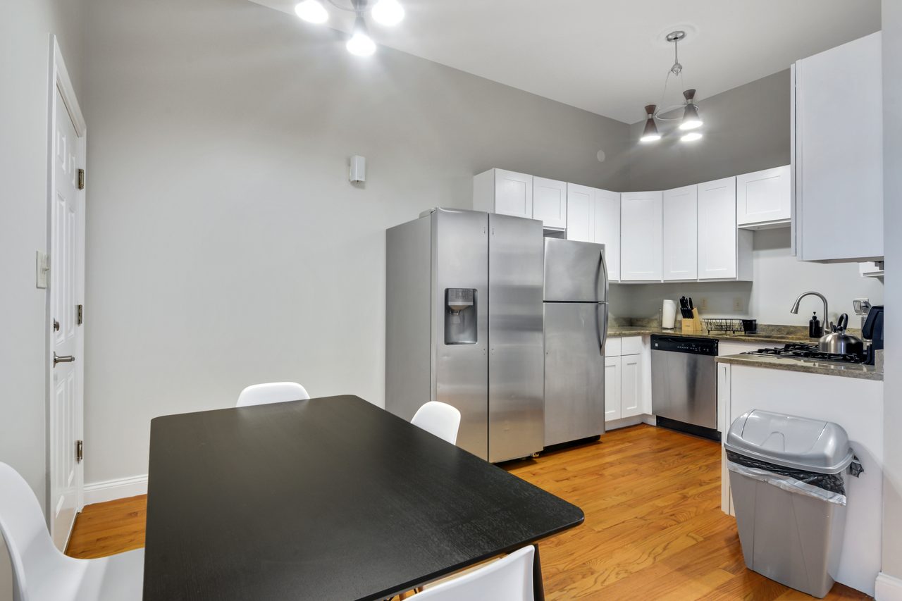a room in Roxbury photo 6