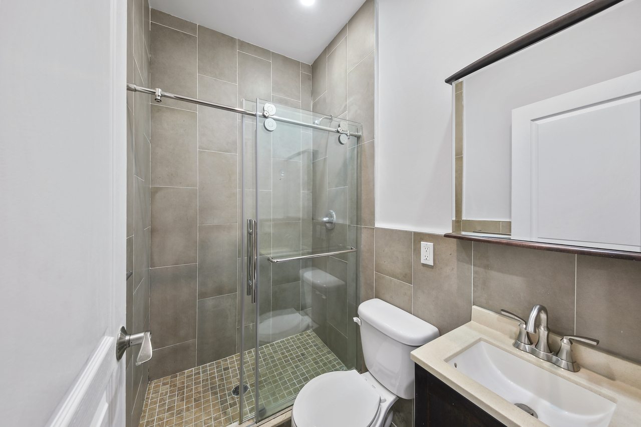 a room in Hamilton Heights photo 6