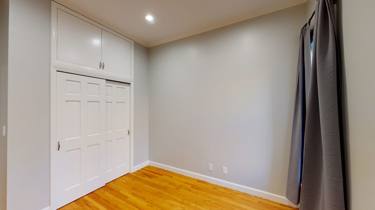 a room in Hamilton Heights photo 3
