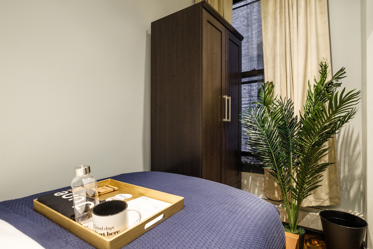 a room in Yorkville photo 2