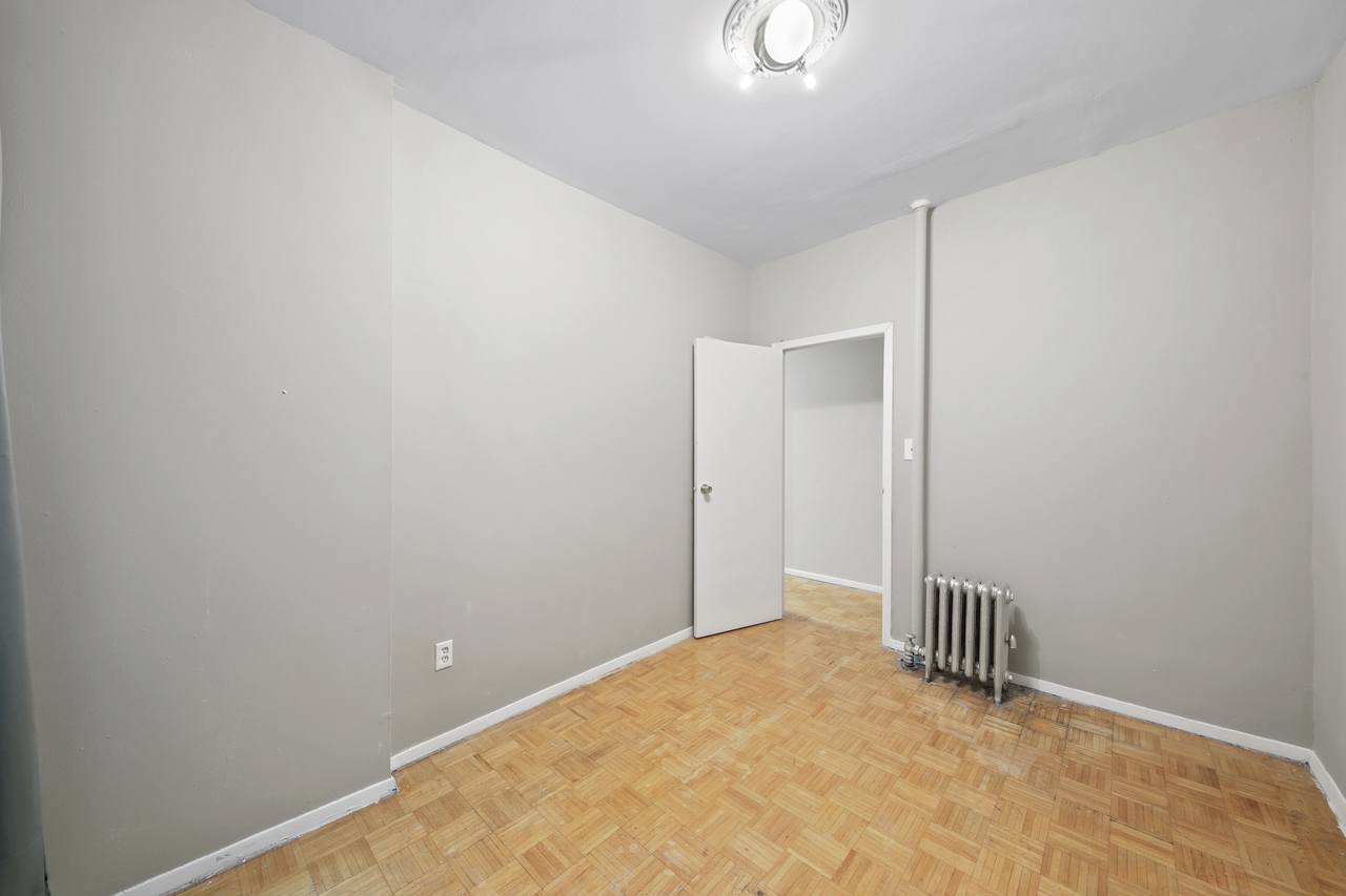 a room in Hamilton Heights photo 2