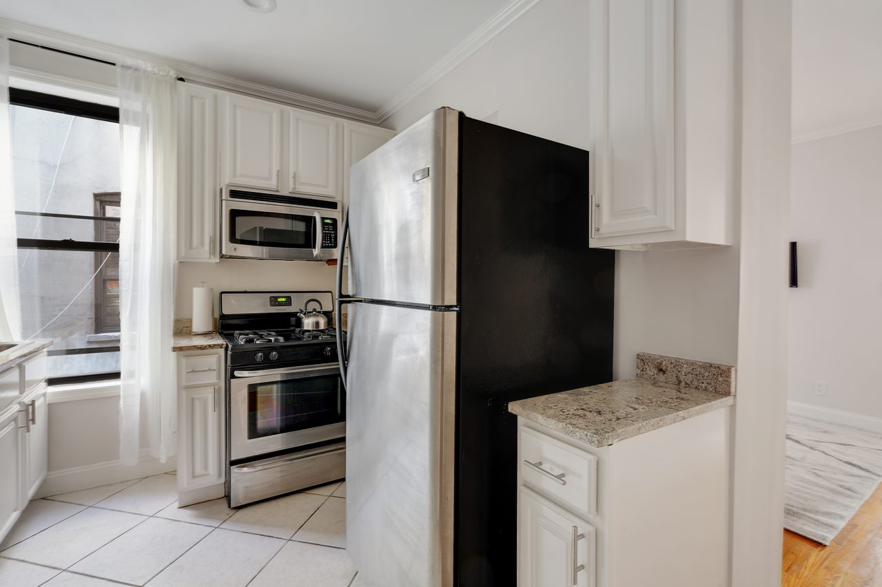 a room in Hamilton Heights photo 6