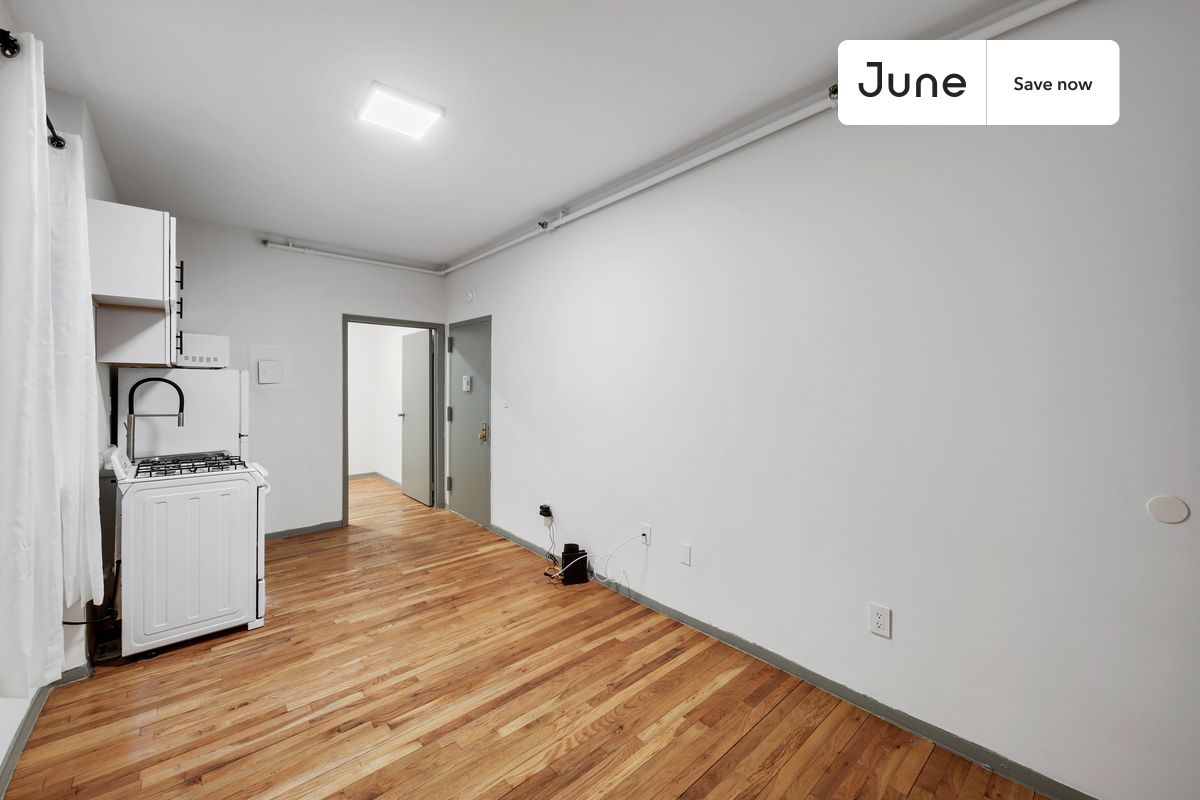 a room in Lincoln Square photo 5