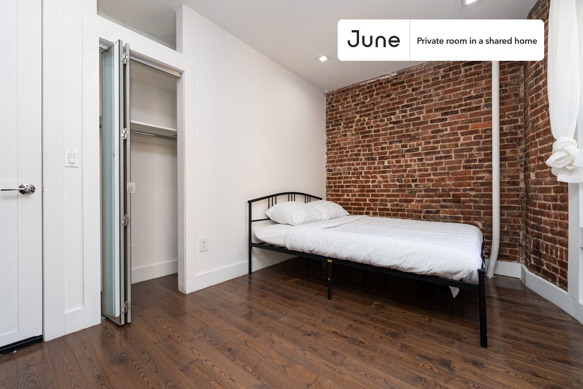 a room in Morningside Heights photo 2