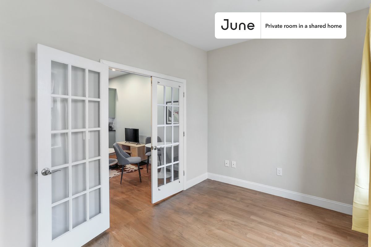 a room in Crown Heights photo 3