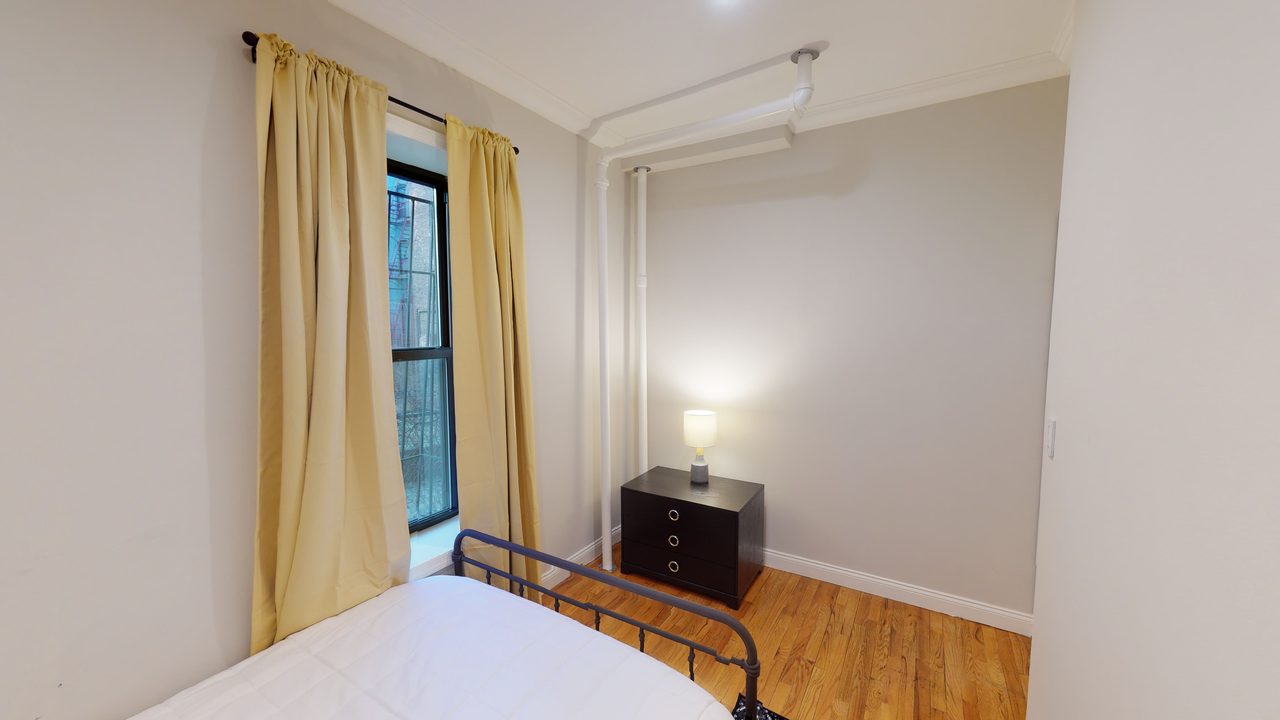 a room in Hamilton Heights photo 3