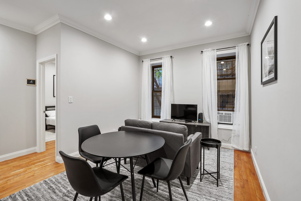 a room in Hamilton Heights photo 7