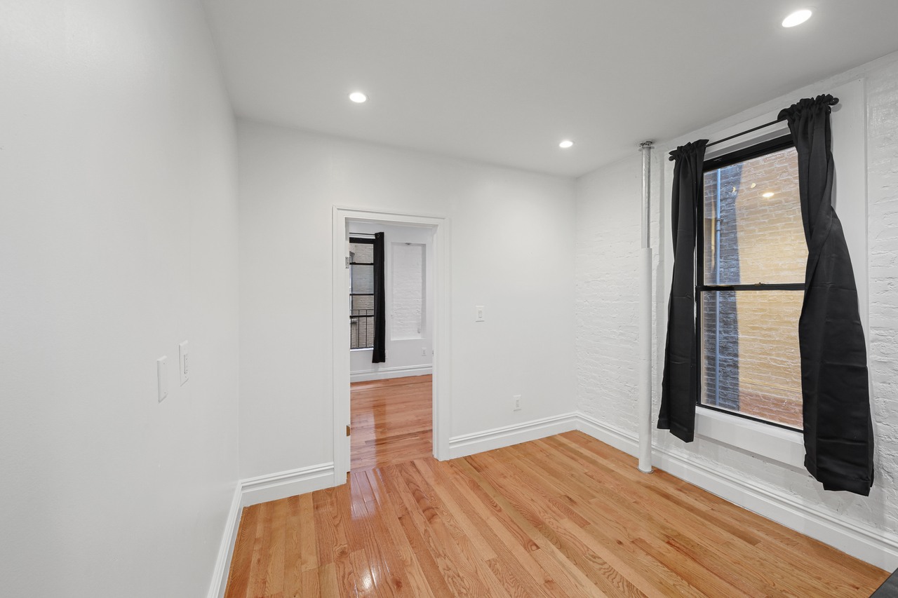 a room in Hell's Kitchen photo 3
