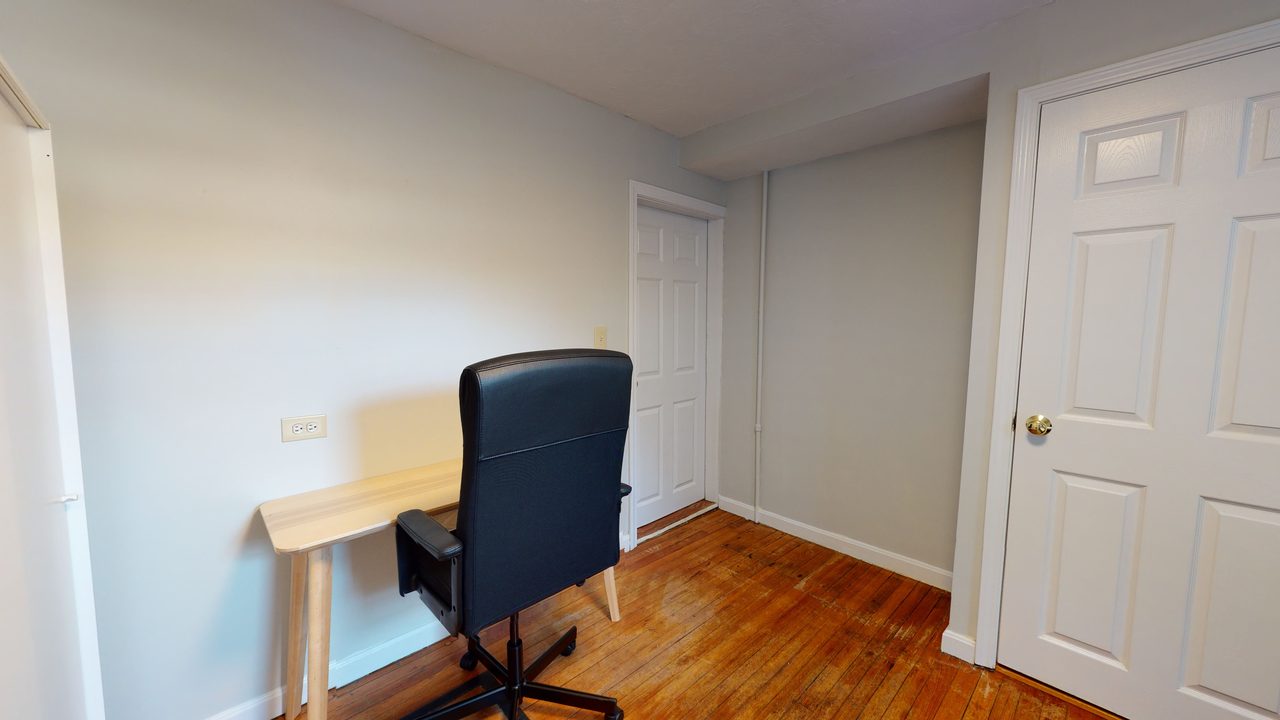 a room in Chestnut Hill photo 6