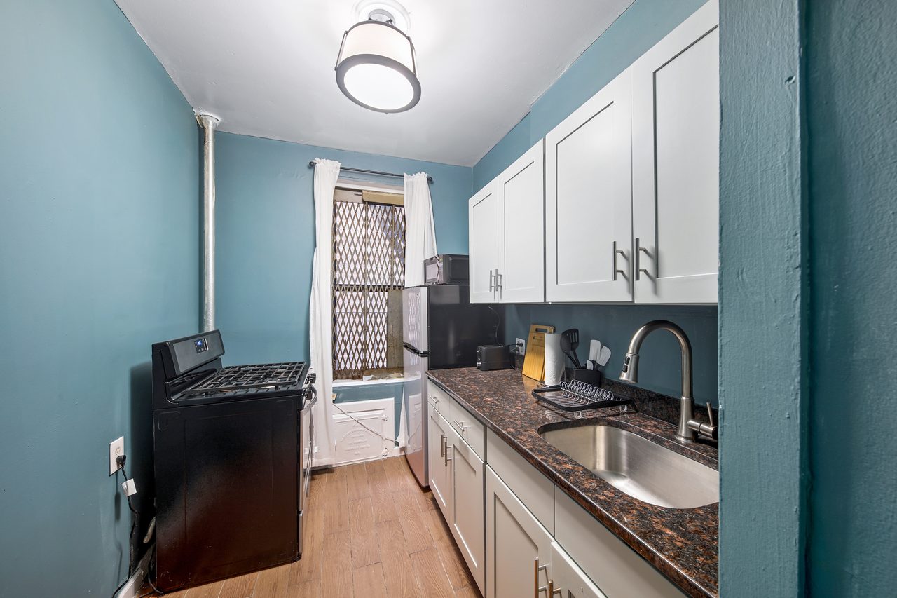 a room in Hamilton Heights photo 7