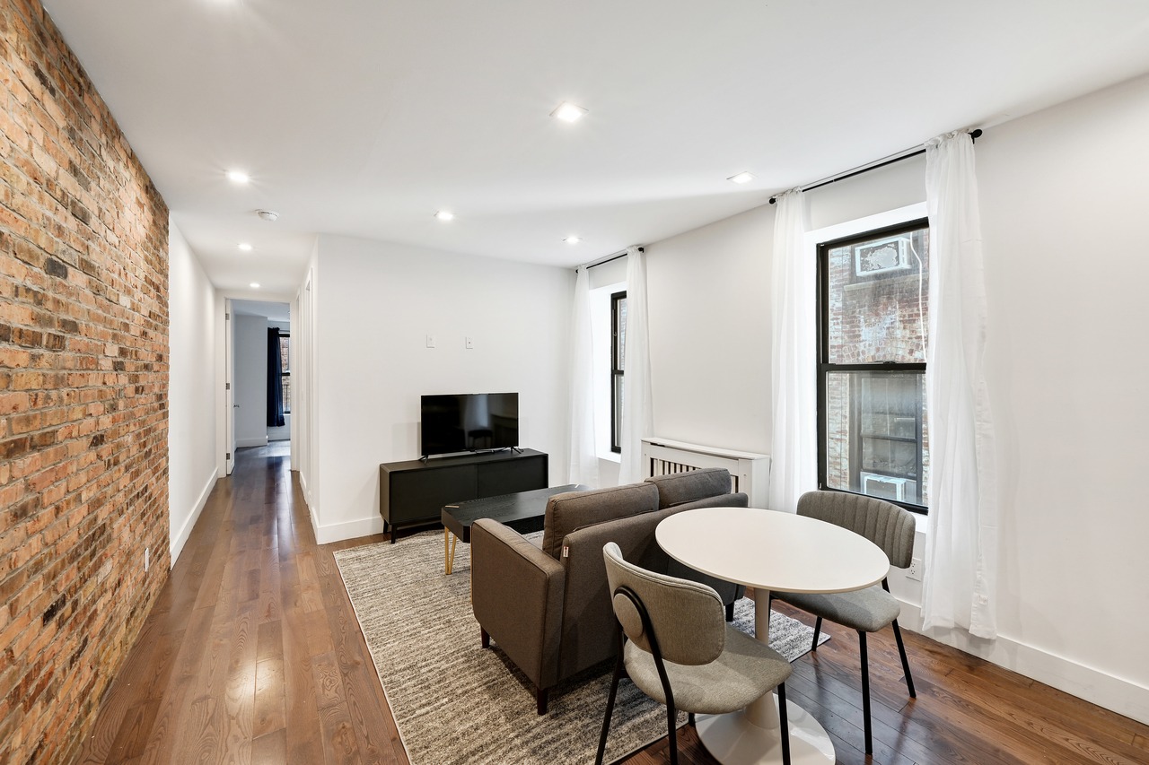 a room in Hamilton Heights photo 5