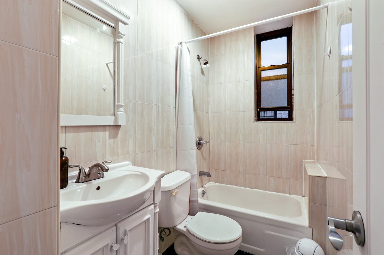 a room in Morningside Heights photo 5