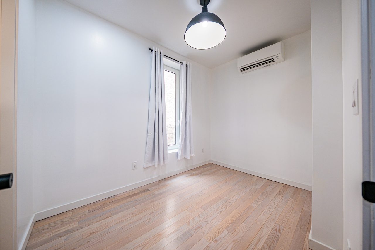a room in Flatbush photo 2