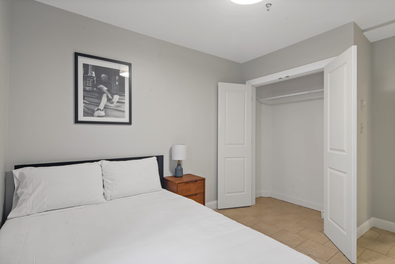 a room in Roxbury photo 2