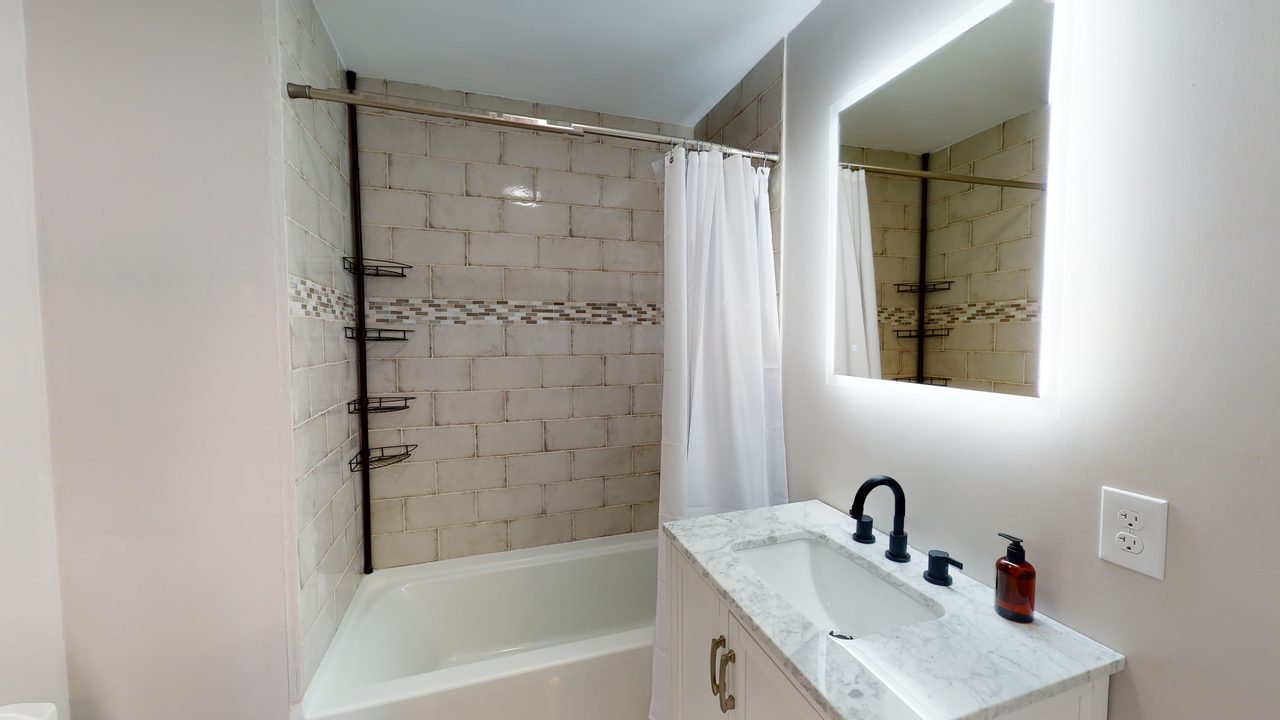 a room in Roxbury photo 4