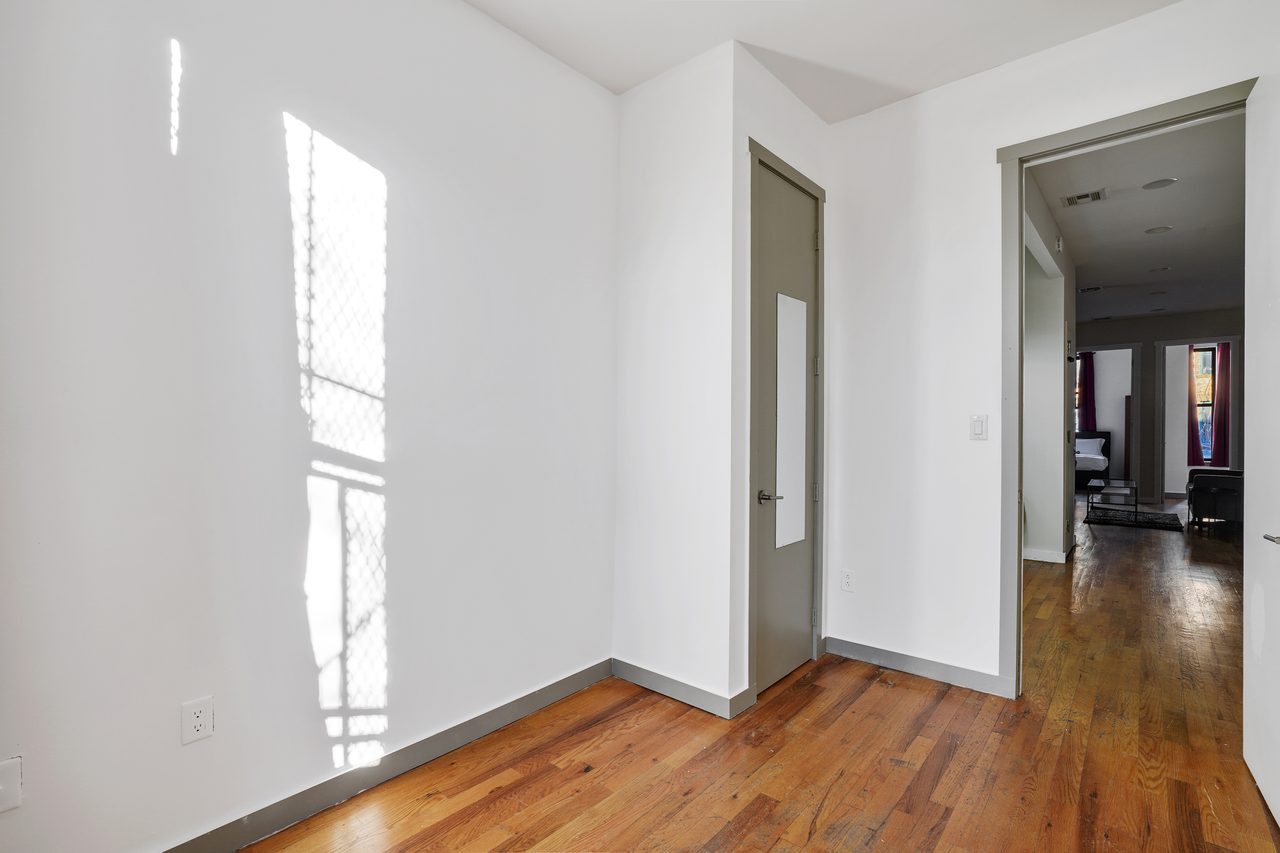 a room in Bedford-Stuyvesant photo 3