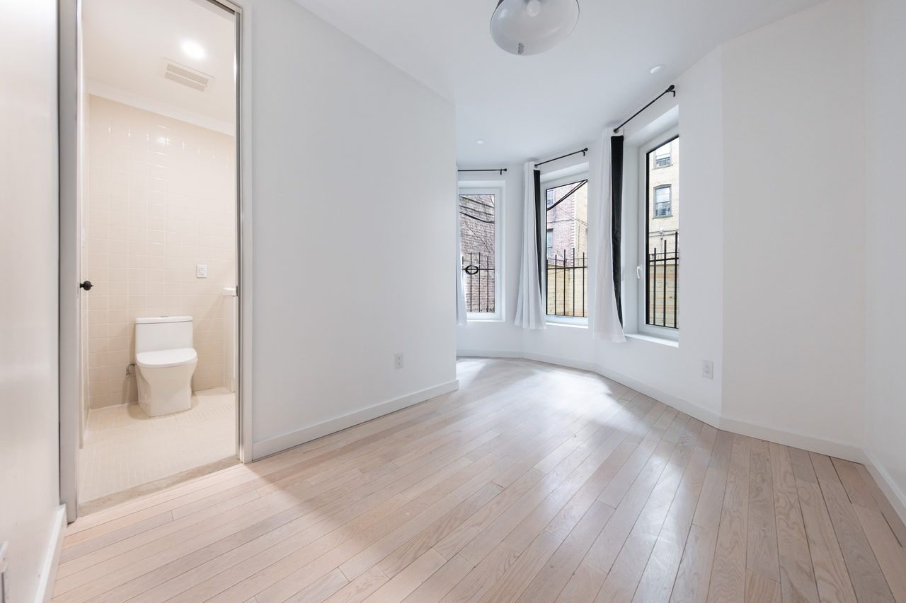 a room in Flatbush photo 3